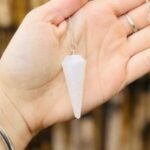 PENDULO DE PIEDRA CUARZO BLANCO