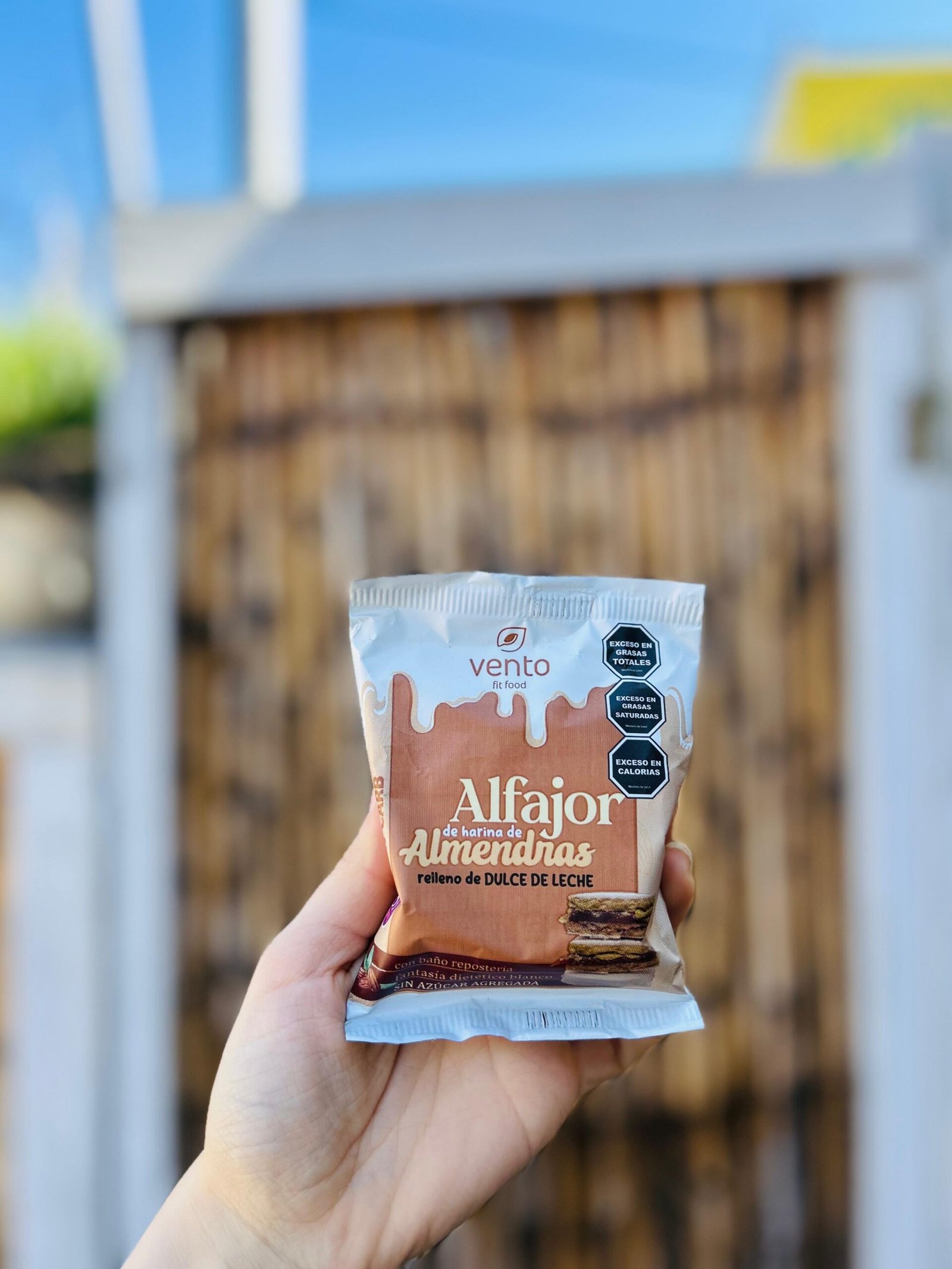 ALFAJOR DE ALMENDRA CON DULCE DE LECHE BLANCO VENTO